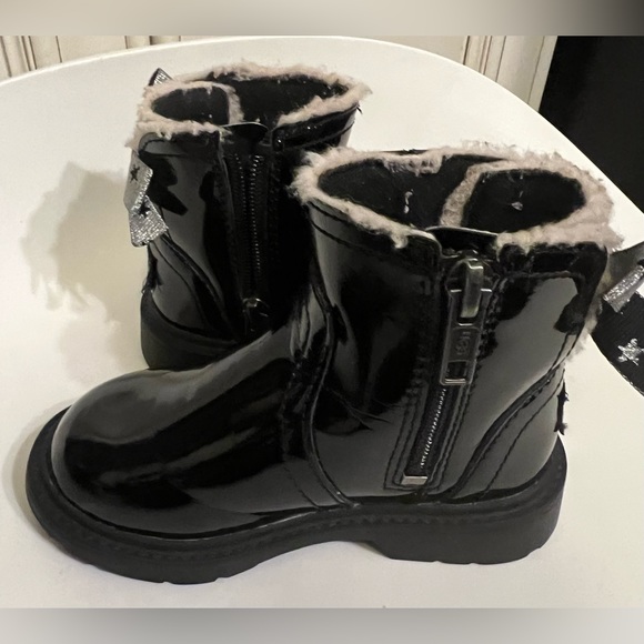 Ugg Girls Ugg Patent Leather Lynde Ankle Boots Black size US5 UK 23.5 IS 7 - Picture 6 of 9